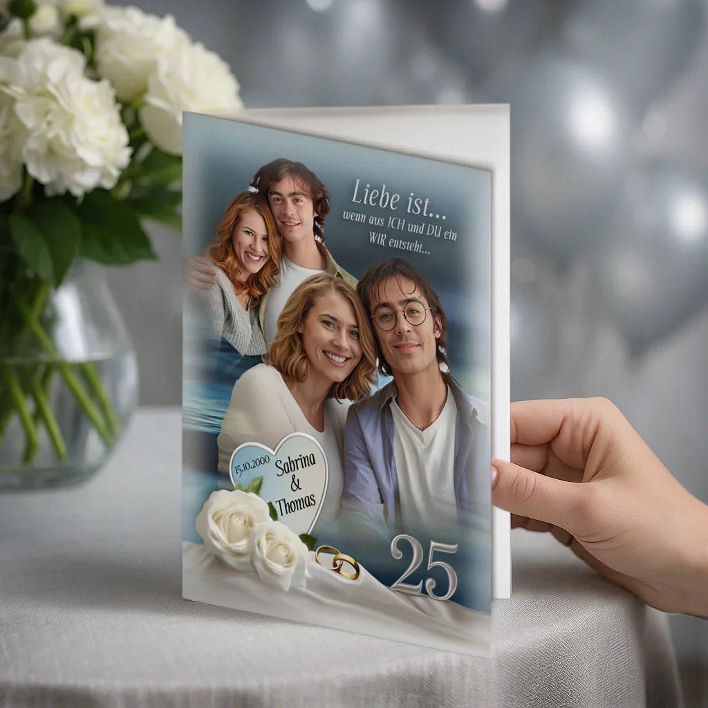 Silberhochzeit Karte mit Paarfoto, weißen Rosen, Trauringen und Zahl 25, Hand hält Karte.