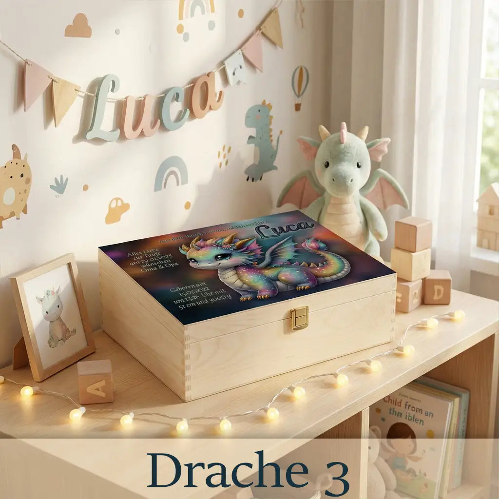 Personalisierte Holzbox zur Taufe mit niedlichem Baby-Drache, Name Luca, bunte Illustration