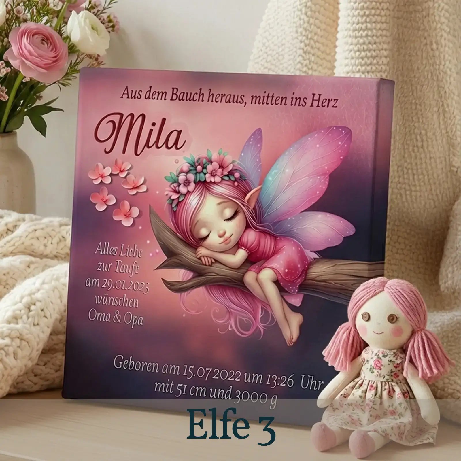 Personalisierte Leinwand mit süßer schlafender Elfe auf Ast, rosa Blumen und Text zur Taufe