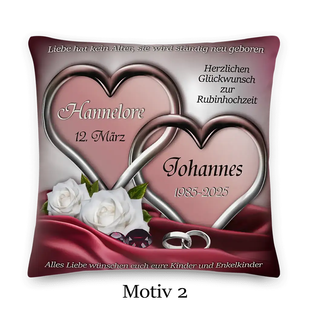 Kissen zur Rubinhochzeit mit zwei silbernen Herzen, weißen Rosen, Ringen und Jubiläumsdatum.