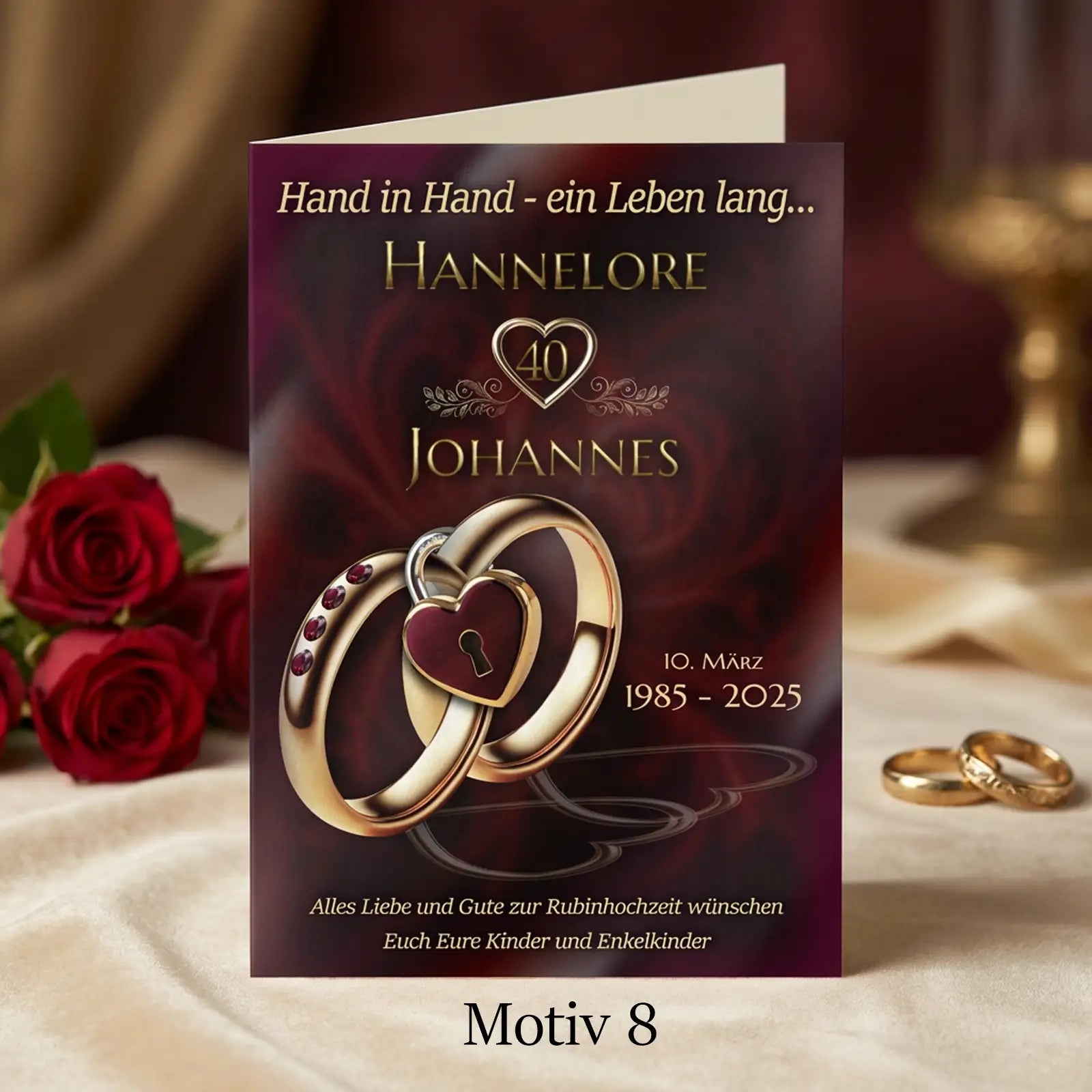 Rubinhochzeit Karte mit goldenen Ringen, Herz mit Schloss, Namen und Datum auf bordeauxrotem Hintergrund