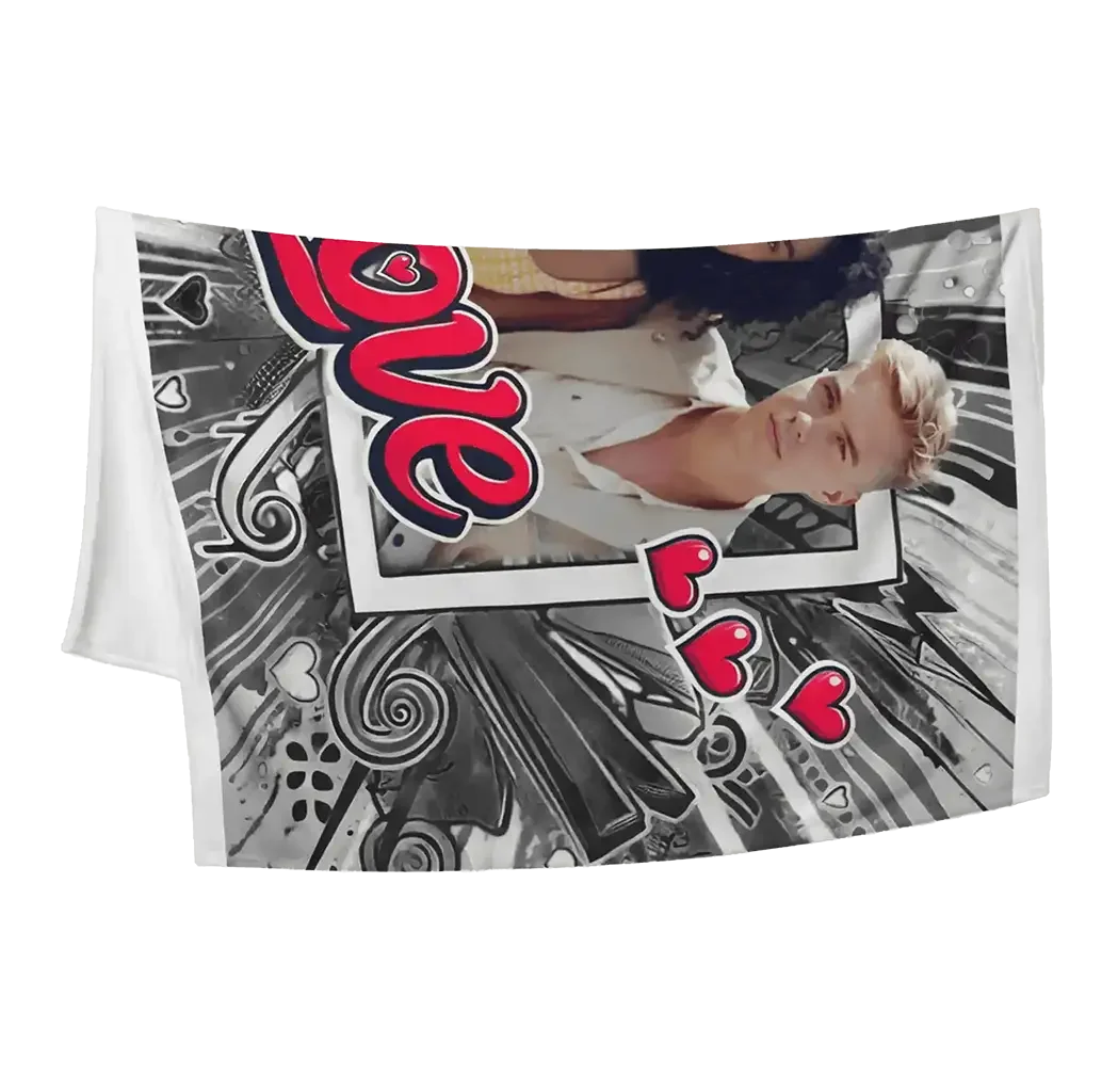 Personalisierte Kuscheldecke mit Foto, Herzmotiven und rotem Schriftzug Love, Geschenkidee