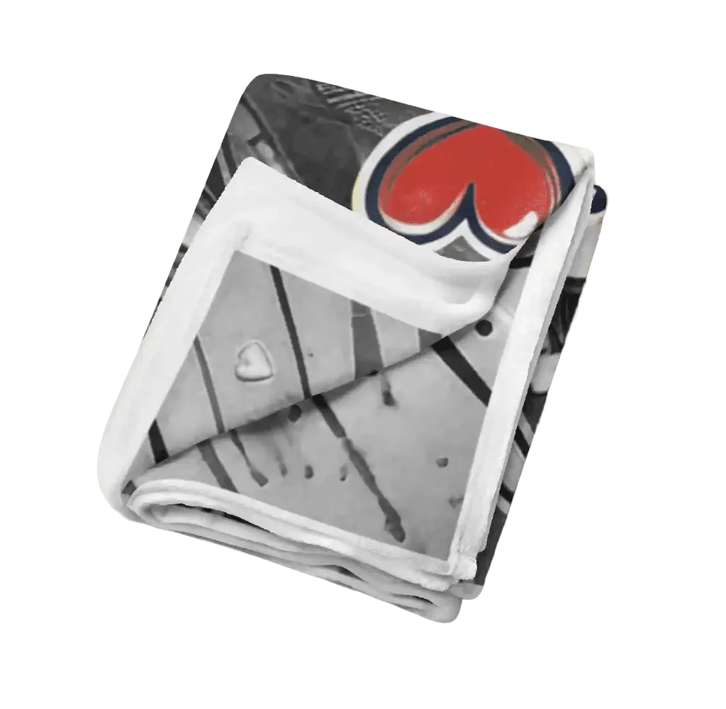 Gefaltete Schmusedecke mit Herz-Motiv, graue und rote Farben, modernes Design