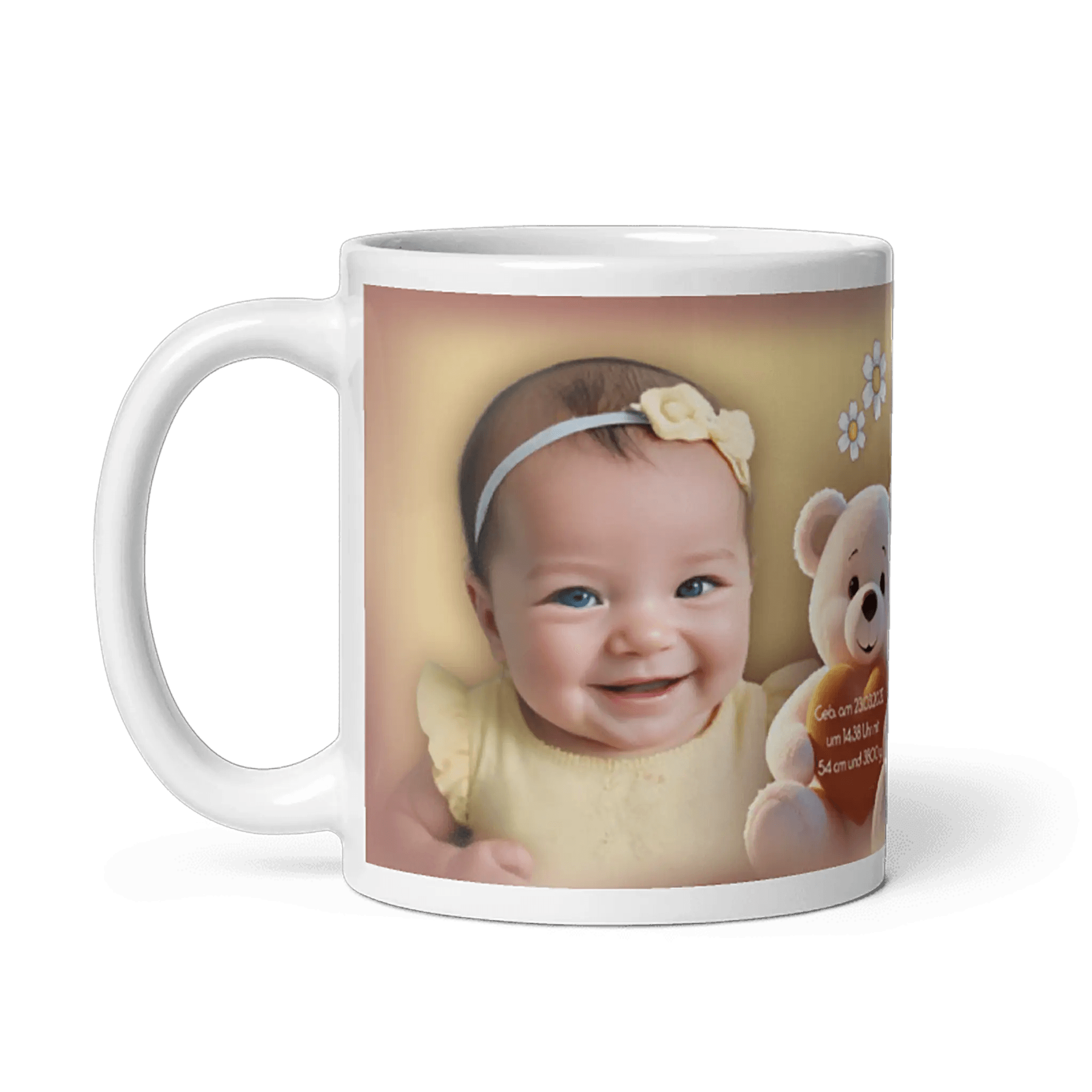 Keramiktasse mit Fotos vom Baby, kindlichen Accessoires und passendem Text