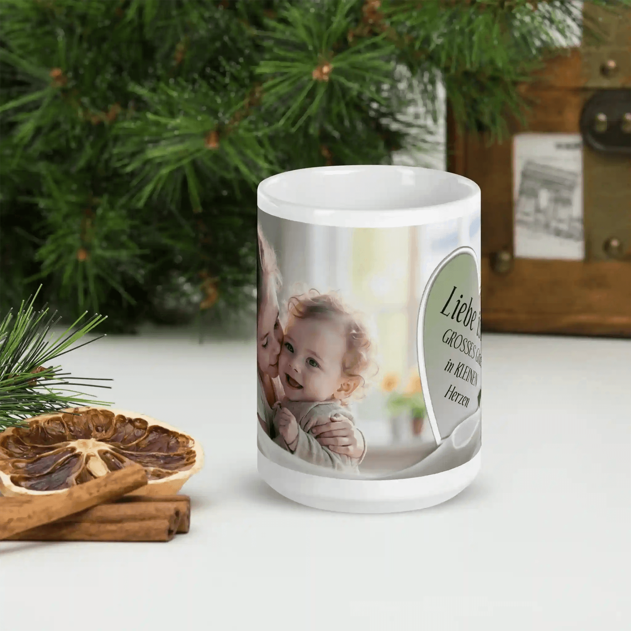 Geschenktasse mit Kinderfotos und der Aufschrift ‚Liebe ist...‘, perfekt für Eltern