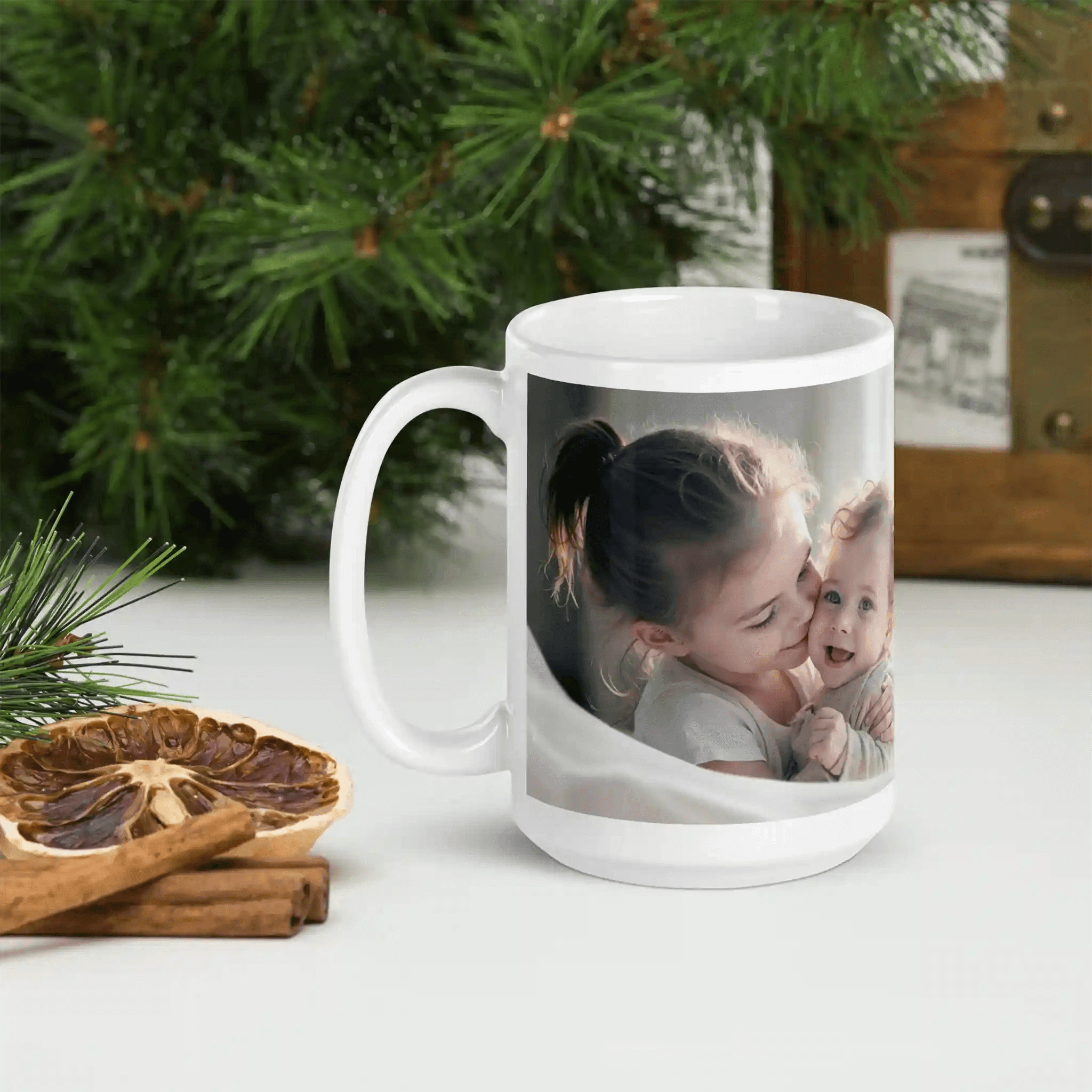 Tasse mit personalisiertem Design, Kinderfotos und dem Text ‚Liebe ist