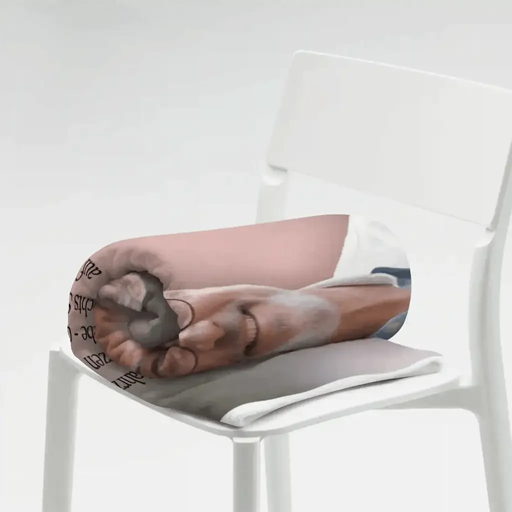 Gefaltete Wolldecke mit goldenem Hochzeitsmotiv und älterem Paar auf weißem Stuhl