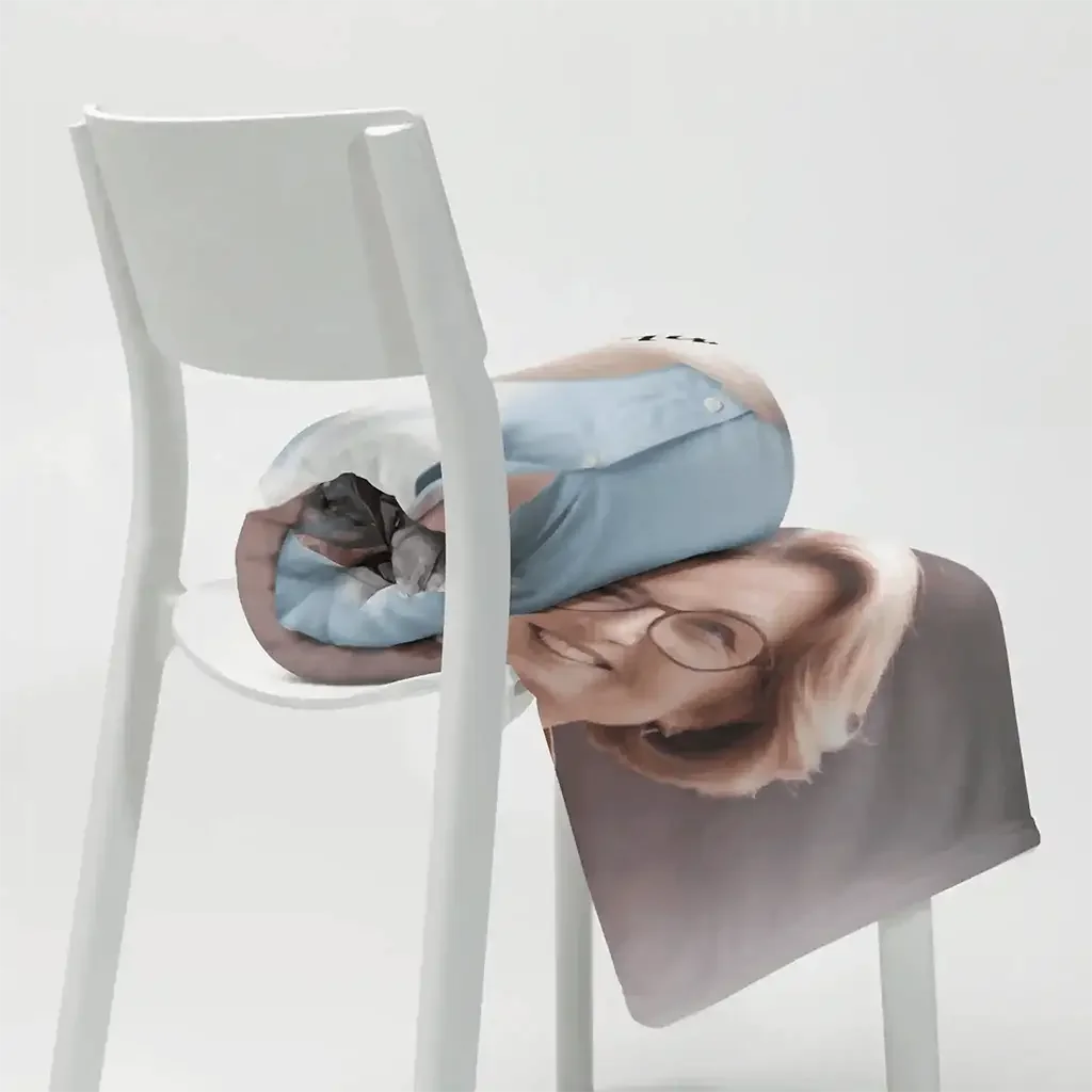 Personalisierte Wolldecke mit Foto von älterer Frau auf weißem Stuhl, Geschenkidee